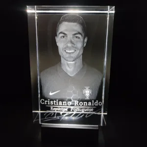3D Gravírovaný kryštál – Cristiano Ronaldo (vrátane LED podstavca)