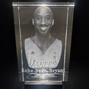 3D Gravírovaný kryštál – Kobe Bryant (vrátane LED podstavca)